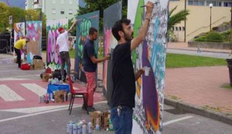 “Murales Love”, a Lucca la street art cancella i simboli d’odio razziale