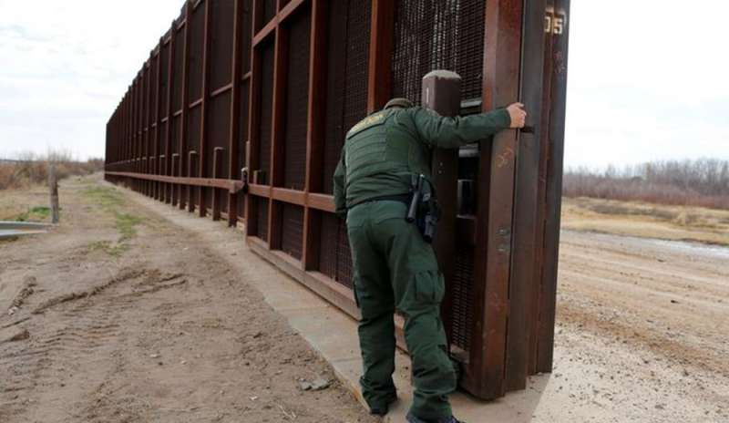 Muro anti migranti: la mossa a sopresa di Trump