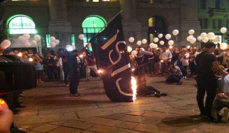 Musulmani in piazza: “Condanniamo lo Stato Islamico”