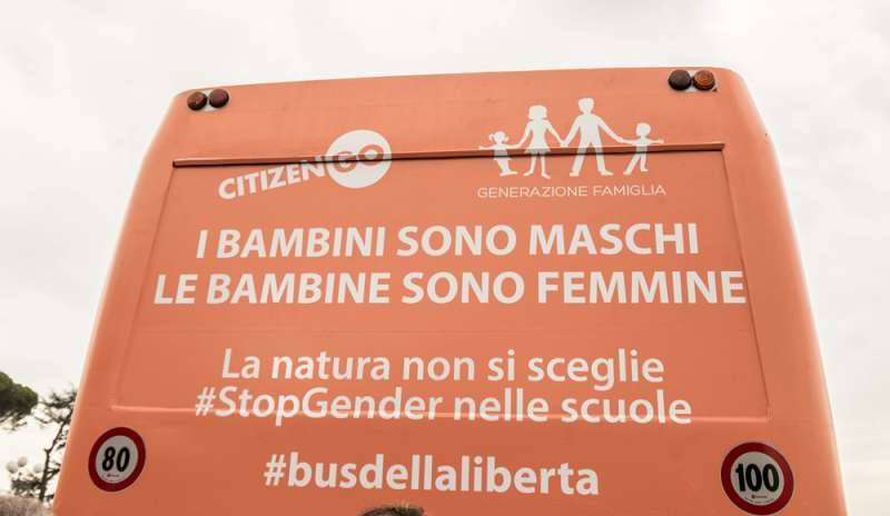 Napoli contro il bus che difende la famiglia?