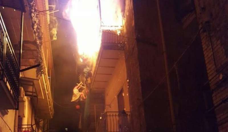 Napoli, incendio in un palazzo: donna muore gettandosi dal balcone