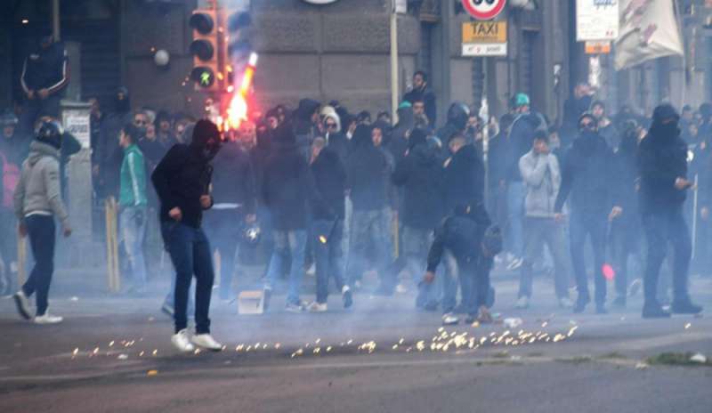 Napoli, scontri e bombe molotov al corteo anti-Salvini: città in ginocchio