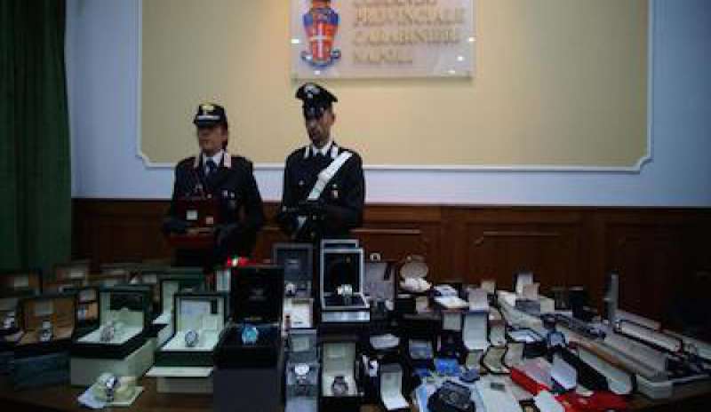 Napoli, scovato il tesoro del narcos: orologi, diamanti e lingotti per 2 milioni