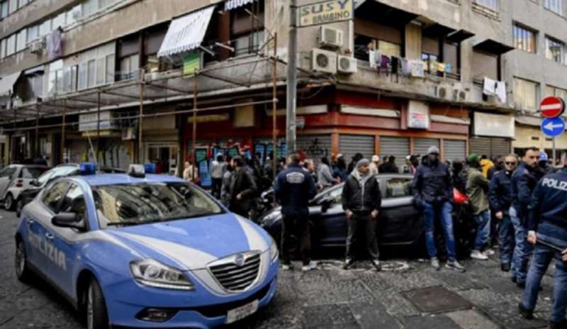 Napoli, sparatoria in centro: ferita una bimba