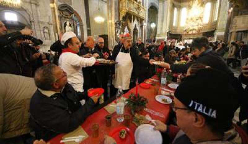 Napoli, un pranzo speciale per i poveri: pizze e panuozzi s’impastano al Duomo