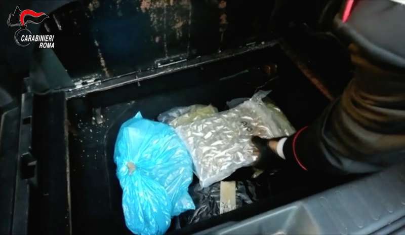 Nascondeva la droga in auto: sequestrati 56 kg di hashish