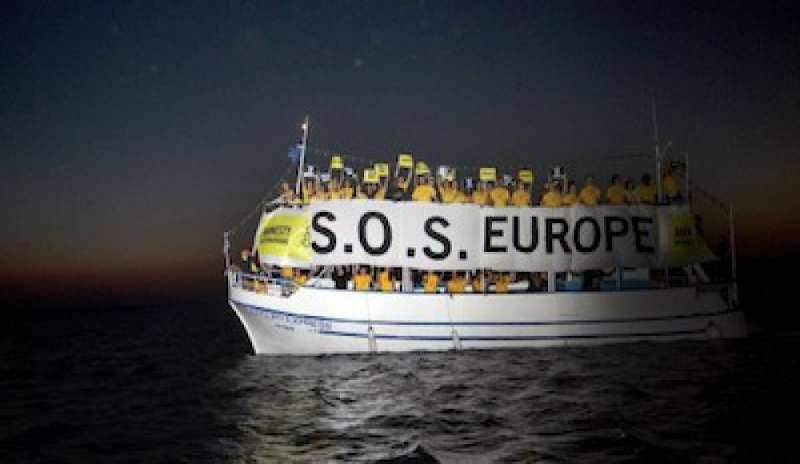 Naufragio dei migranti in Libia, Amnesty: “Vergognoso fallimento dei governi europei sulla crisi globale dei rifugiati”