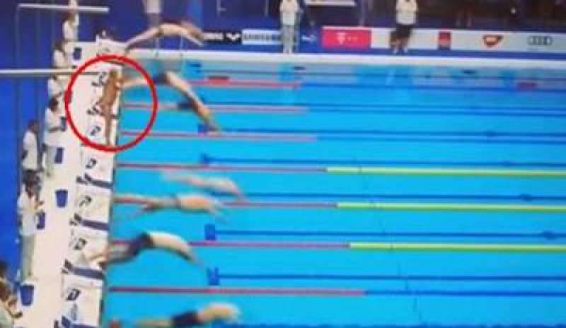 Negato minuto di silenzio alla gara di nuoto, atleta spagnolo non si tuffa in acqua