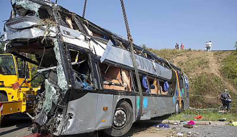 Nepal: un bus precipita in un fiume, recuperati 47 corpi