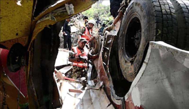 NEPAL, AUTOBUS PRECIPITA IN UN FIUME: 21 MORTI