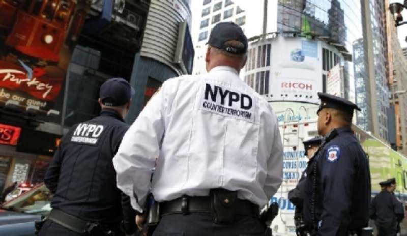 New York, agente picchia un dodicenne di colore