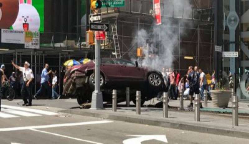 New York, auto contro la folla a Times Square, la polizia: “Non è terrorismo”