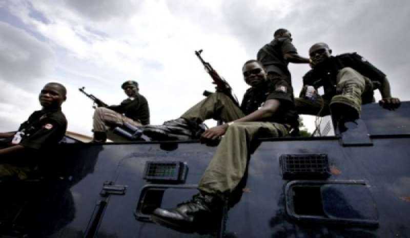 Nigeria: ritrovati i cadaveri di 16 uomini, sospetti sui militari