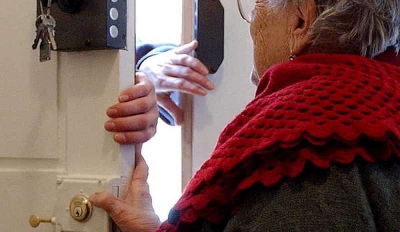 Non aprite quella porta: boom di truffe agli anziani