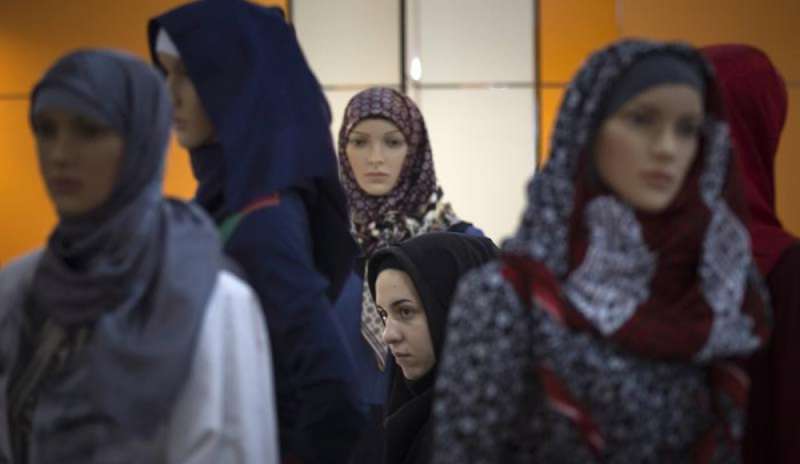 Non indossa il velo islamico, 15enne arrestata