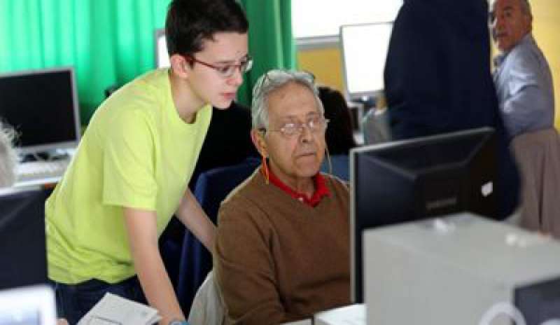 Nonni a scuola di Web: gli insegnanti sono i nipoti
