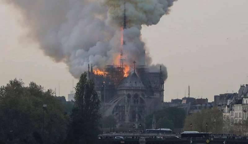 Il fuoco devasta Notre Dame. Macron: “Evitato il peggio”