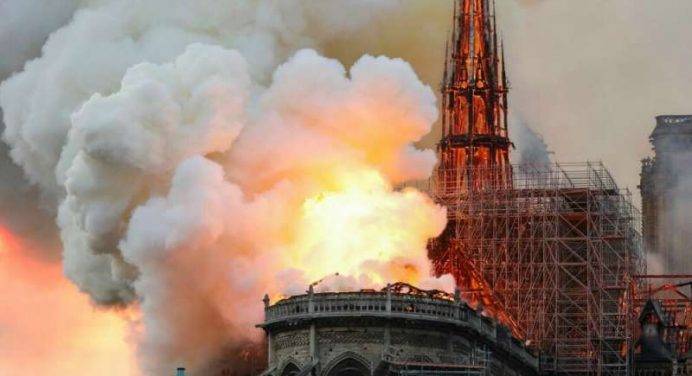 Notre Dame, gli operai fumavano sulle impalcature
