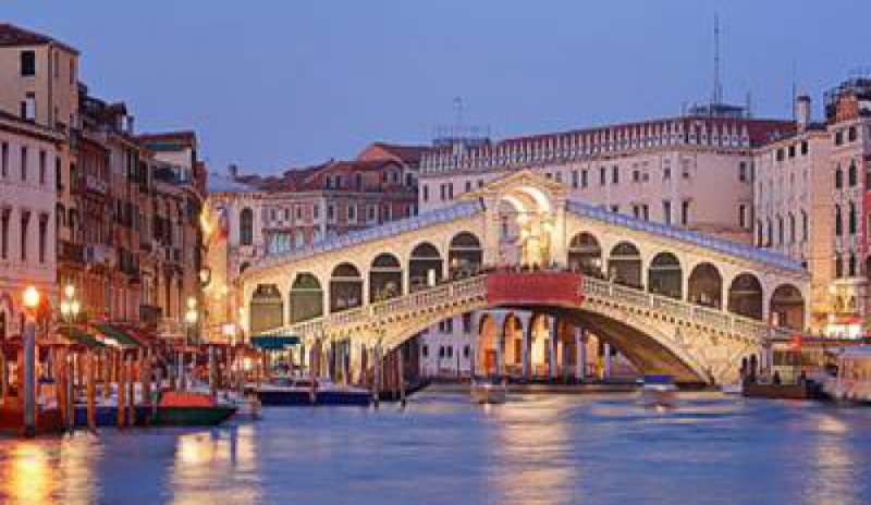 Nudi su un pontile di Canal Grande, Venezia ancora ostaggio degli esibizionisti