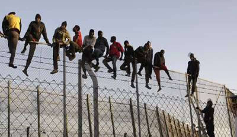 Nuove tensioni a Ceuta: 70 migranti scavalcano la frontiera con la Spagna, 15 feriti
