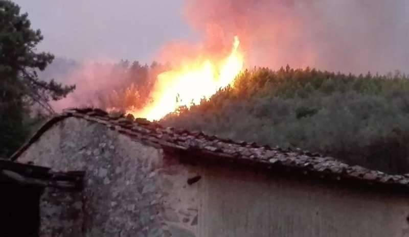Nuovi incendi sul monte Serra