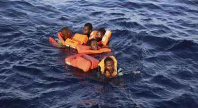 Nuovo naufragio nel Mediterraneo: 6 morti e decine di dispersi
