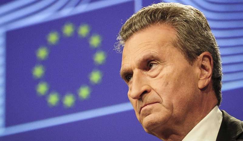 Oettinger avvisa l'Italia: “Penalità se non versa i contributi”