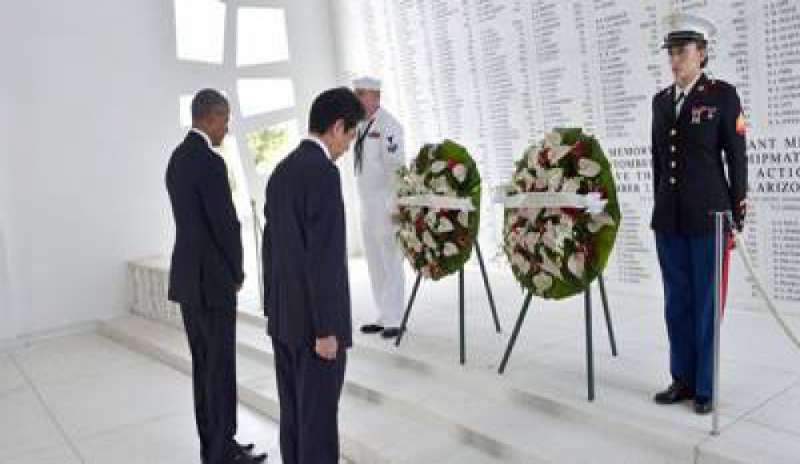 Omaggio di Abe all’Uss Arizona Memorial di Pearl Harbour, Obama: “Visita storica”
