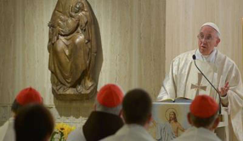 Omelia a Santa Marta, il Papa: “La dottrina che diventa ideologia divide la Chiesa”