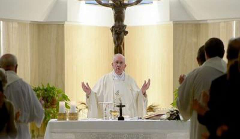 Omelia a Santa Marta, il Papa: “La nostra è una fede concreta e rifiuta i compromessi”