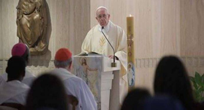 Omelia a Santa Marta, il Papa: “Non c’è vera pace senza Croce”