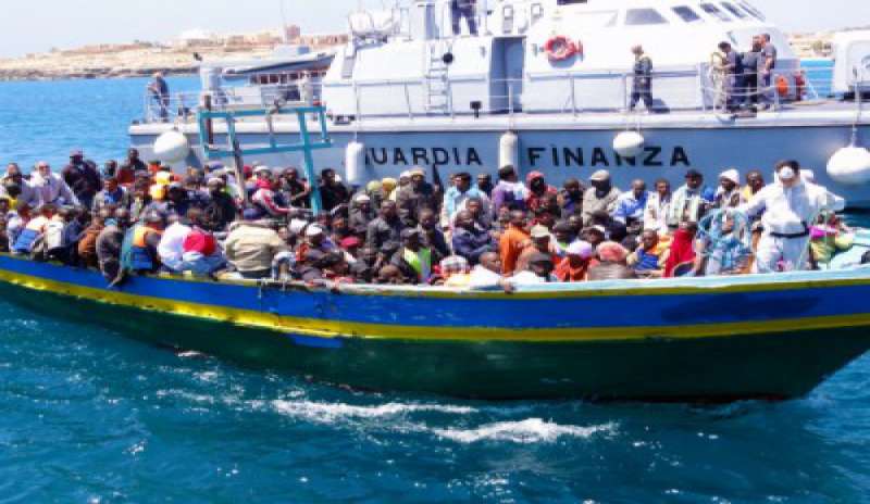 Ondata di sbarchi, 1300 migranti sulle coste italiane