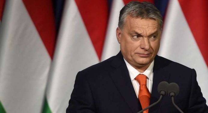 Orban tuona: “Nemmeno un cent ai migranti”