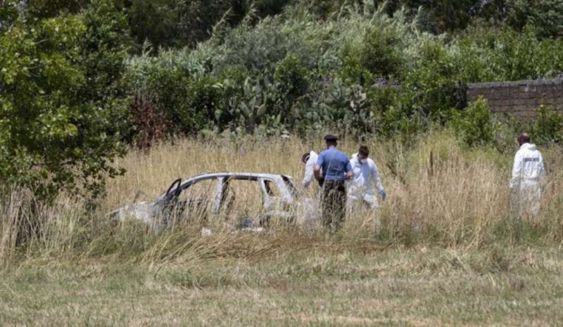 Orrore a Torvaianica: due corpi carbonizzati trovati in un'auto