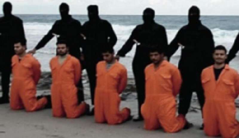 Orrore in Libia: l’Isis taglia la gola a 21 cristiani copti
