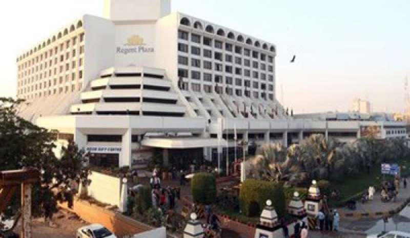 Pakistan, incendio in un hotel di Karachi: 11 morti e 75 feriti