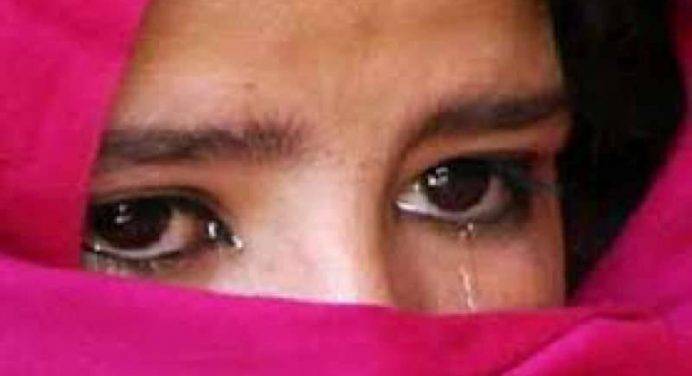 Pakistan: lavorava male, la trascinano nuda per strada e perde il bambino