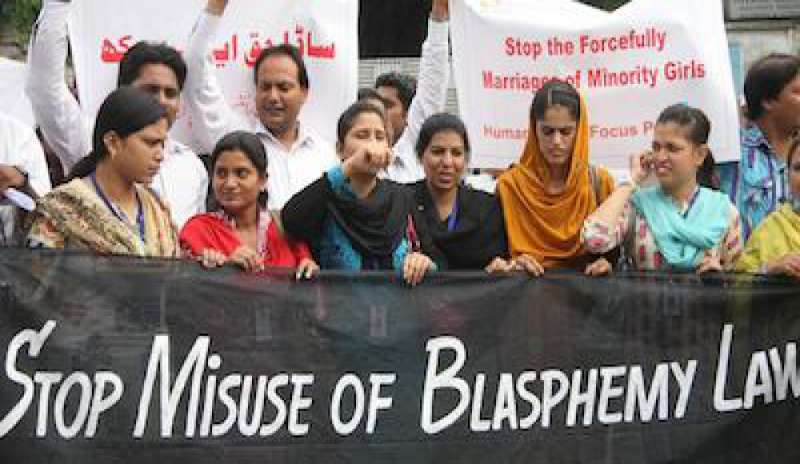 Pakistan, difende i cristiani accusati di blasfemia: minacciato
