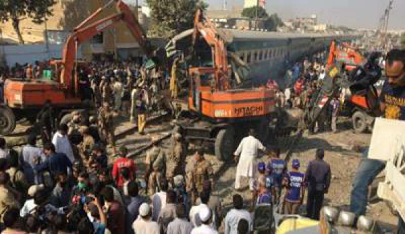 Pakistan, scontro frontale tra due treni a Karachi: 17 morti e 40 feriti