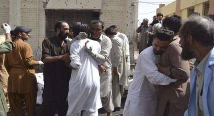 PAKISTAN, TERRORE IN UN OSPEDALE DI QUETTA: BOMBA UCCIDE 53 PERSONE