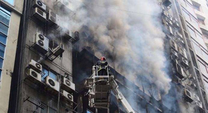 Palazzo brucia a Dacca, bilancio tragico