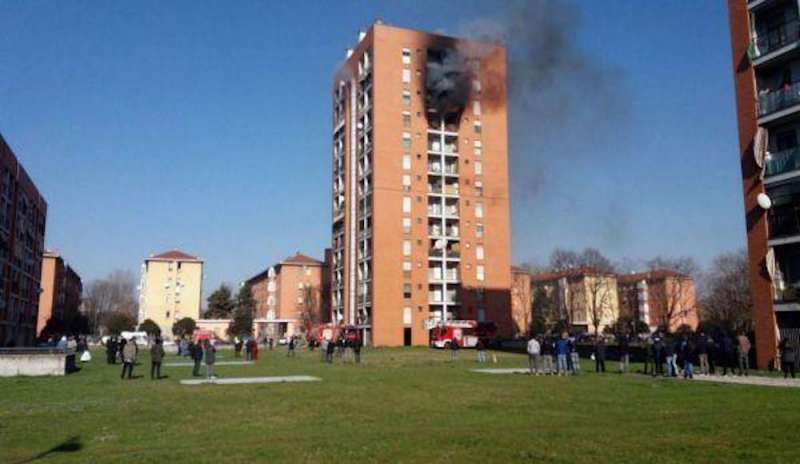 Palazzo in fiamme: 7 feriti, grave un bimbo