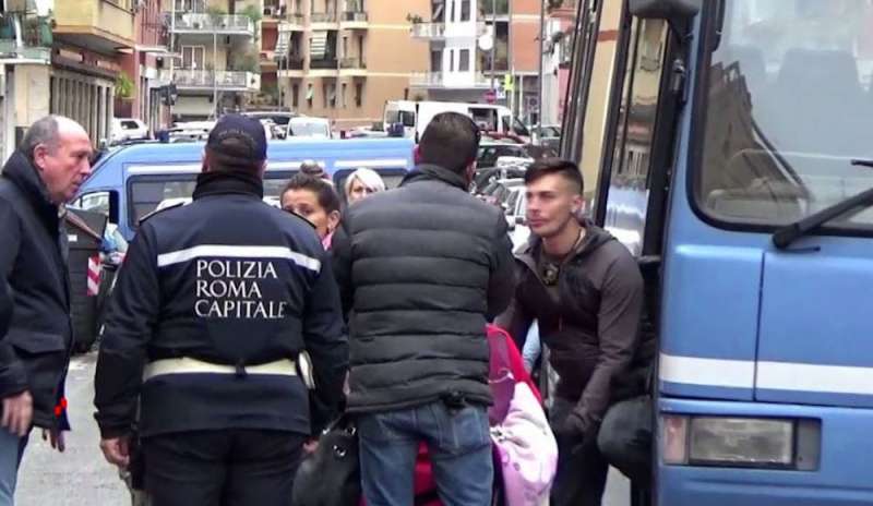 Palazzo occupato in Via dei Lauri: rom sgomberati dalla polizia