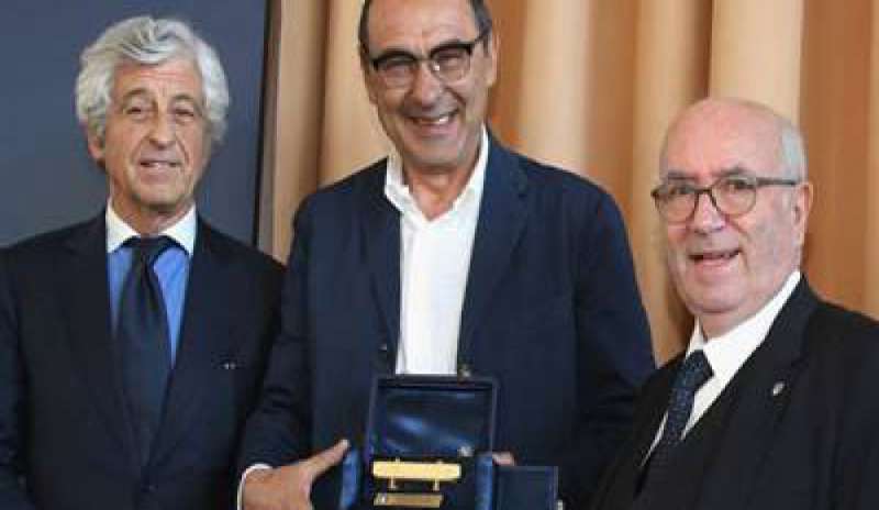 Panchina d’oro 2016, trionfa Maurizio Sarri: “Più che i premi contano i risultati. Ma questo mi emoziona”