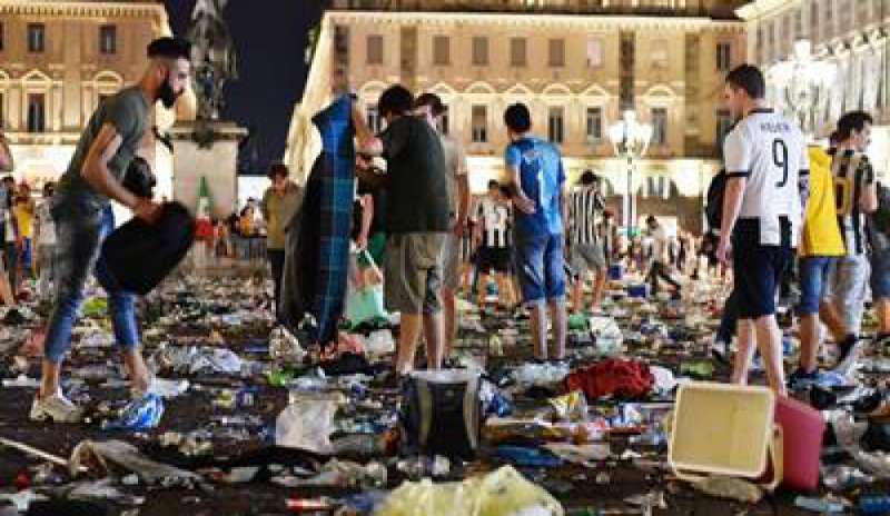 Strage sfiorata tra i tifosi juventini in piazza S. Carlo: 1527 feriti a Torino, tre sono gravi