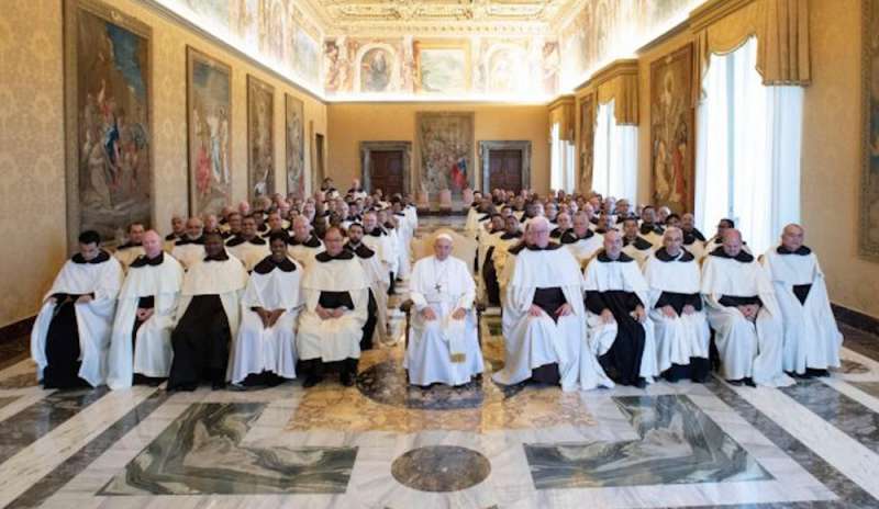 Papa ai Carmelitani: “Mondanità tentazione più pericolosa per la Chiesa”