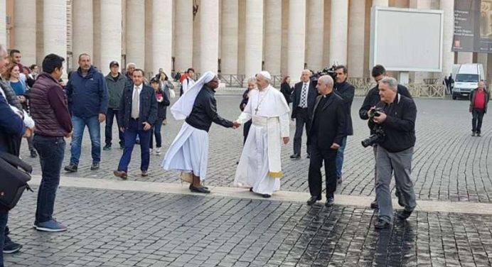 Papa Francesco a passeggio a piazza San Pietro