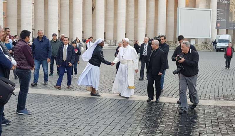 Papa Francesco a passeggio a piazza San Pietro