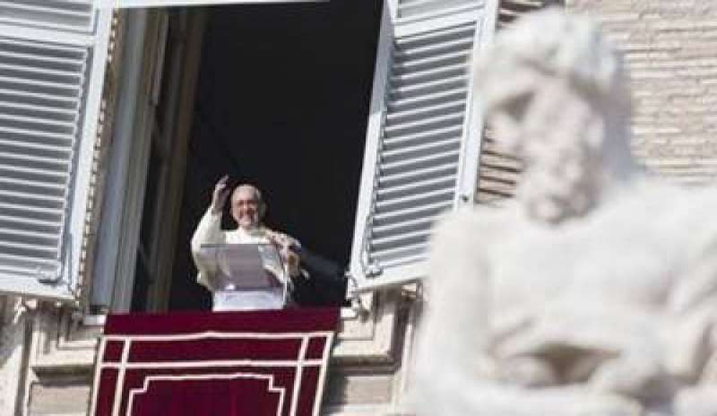 Papa Francesco: “Abbandoniamo le luci false del pregiudizio e degli interessi personali”