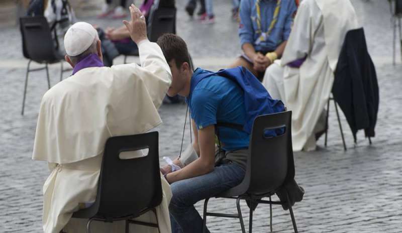 Papa Francesco ai confessori: “Chi presenta disturbi spirituali ricorra agli esorcisti”